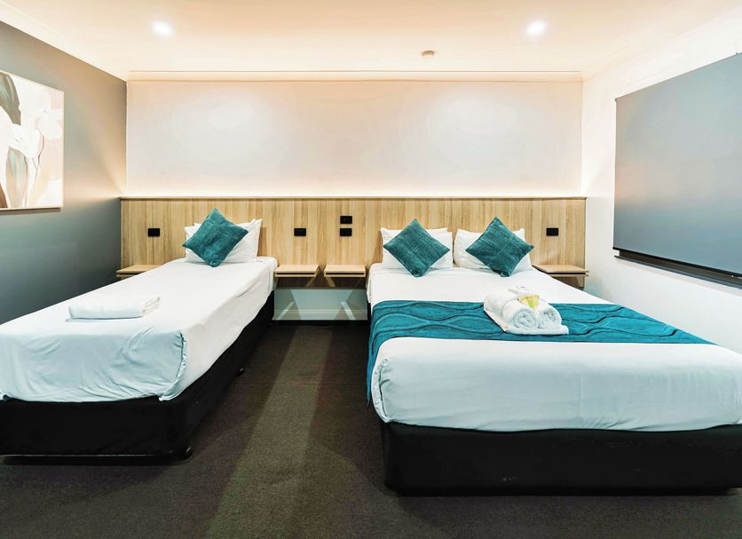 Country 2 Coast Motor Inn Coffs Harbour twin room with two single beds and teal bedding