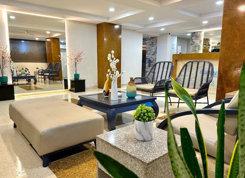 Hotel Summer Frente Al Mar Cartagena lobby with lounge chairs, low tables, and decorative plants