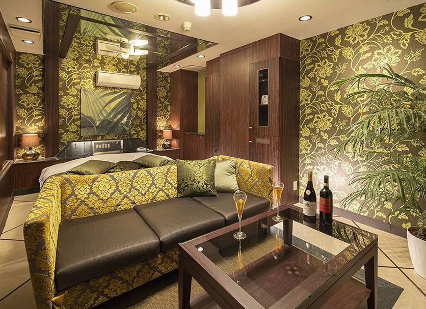 Hotel Jardin de Fleurs (Adult Only) Kyoto room with patterned sofa, table, champagne glasses and plant