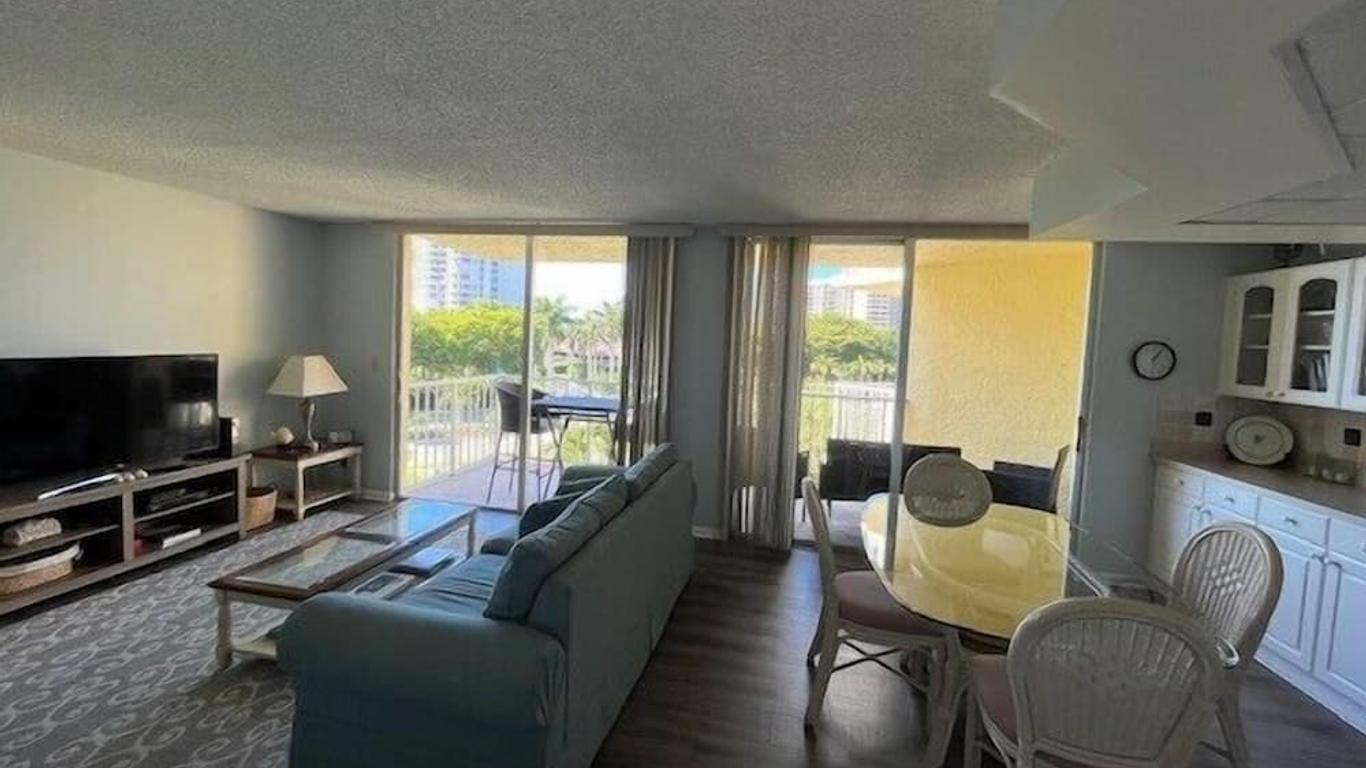 1 Bed Direct Beach Access, Close to J.W. Marriott!