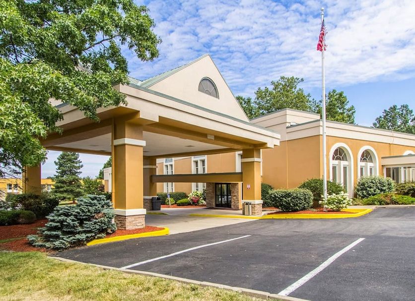 Greenridge Hotel in Wickliffe exterior entrance with covered driveway and American flag