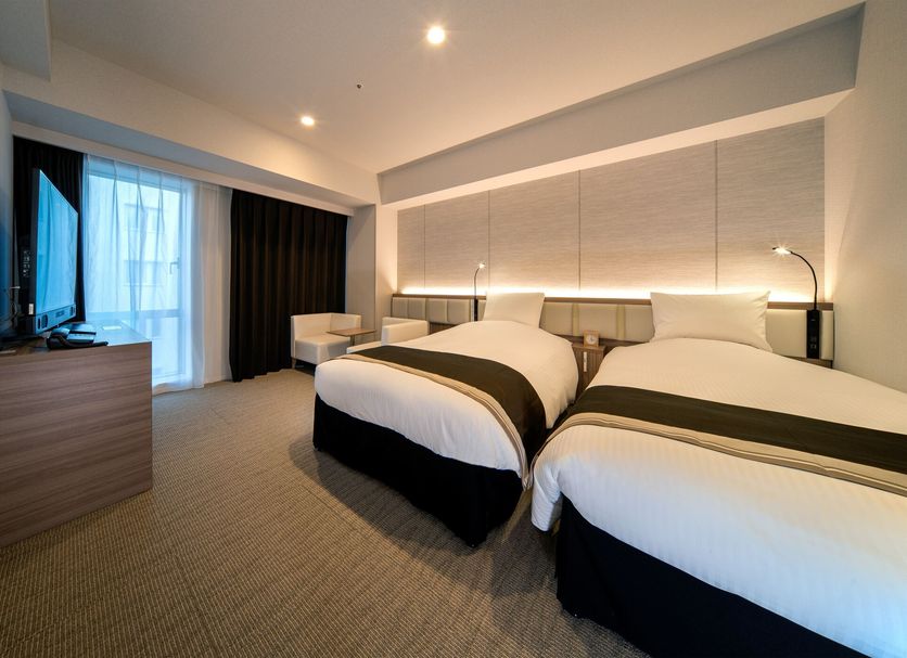 Daiwa Roynet Hotel Okinawa-Kenchomae in Naha guest room with two twin beds and window