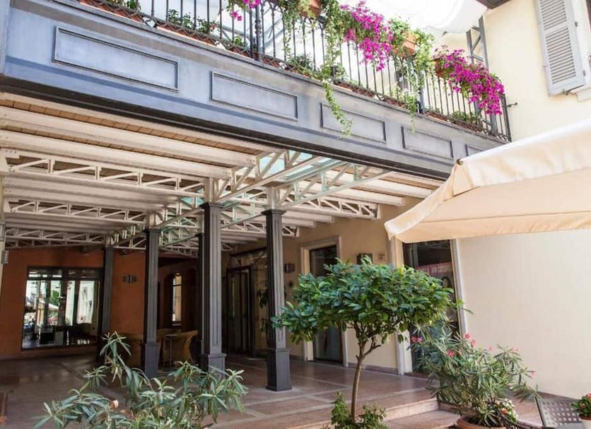 Casa Romagnosi in Salsomaggiore Terme, courtyard with balcony flowers and covered seating area