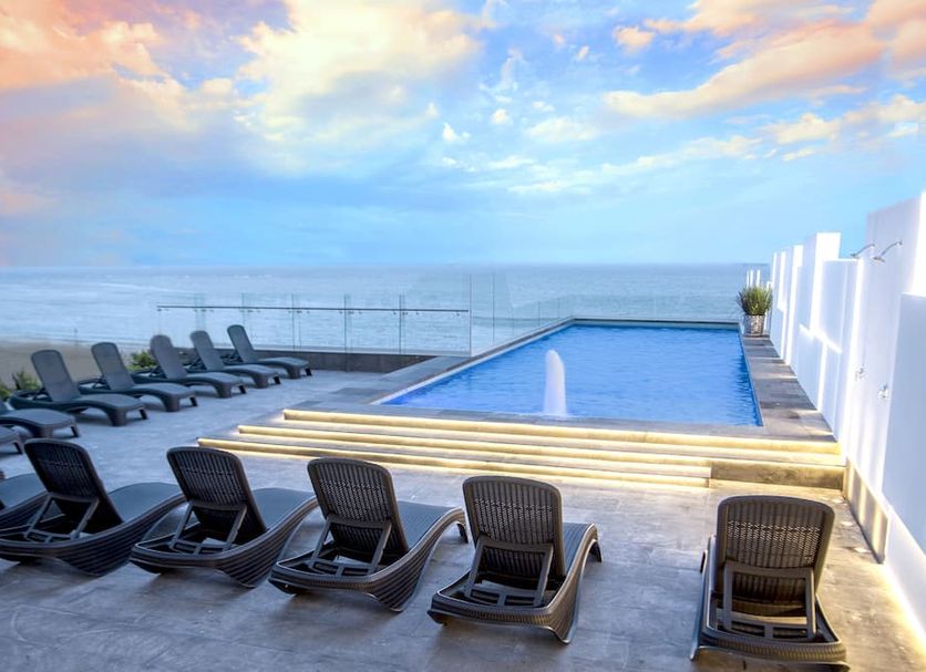 Hotel Plaza Sol Veracruz rooftop infinity pool with ocean view in Boca del Río and lounge chairs