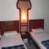 Hotel Casa di William in Khajurāho: simple twin room with two single beds and a central lamp
