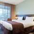 Residence La Reserve Ferney-Voltaire guest room with twin beds and large window