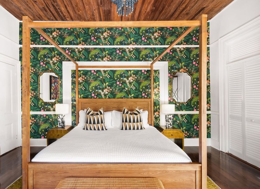 Marreros Guest Mansion, Key West: canopy bed with tropical wallpaper and wood-paneled ceiling