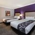 La Quinta Inn & Suites by Wyndham Loveland/Estes Park guest room with two beds and purple accent wall