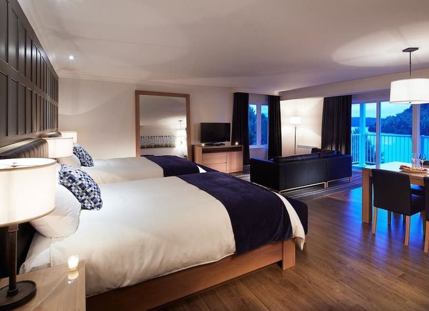 Auberge du Lac-a-l'Eau-Claire in Saint-Alexis-des-Monts with twin beds and a lake-view dining area