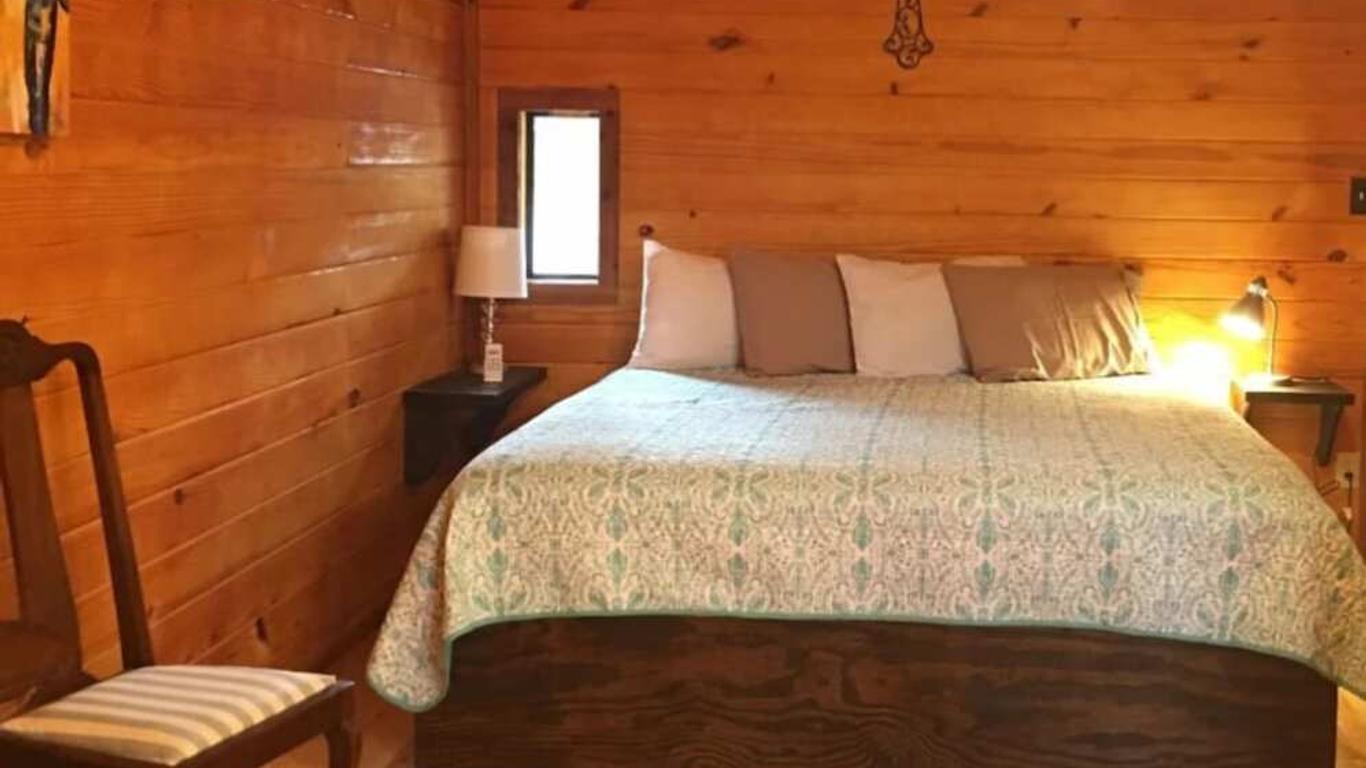 The Historic Leakey Inn