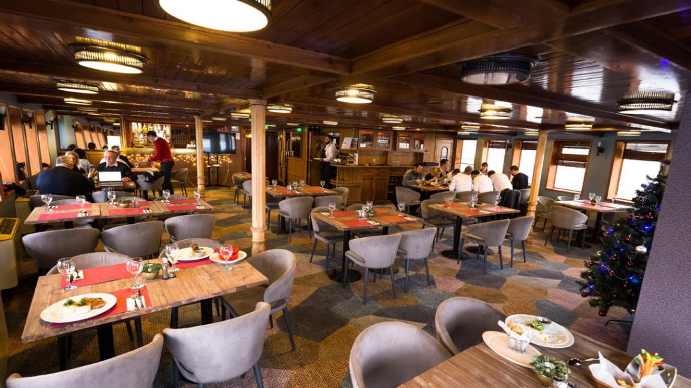 Boat Hotel Fortuna