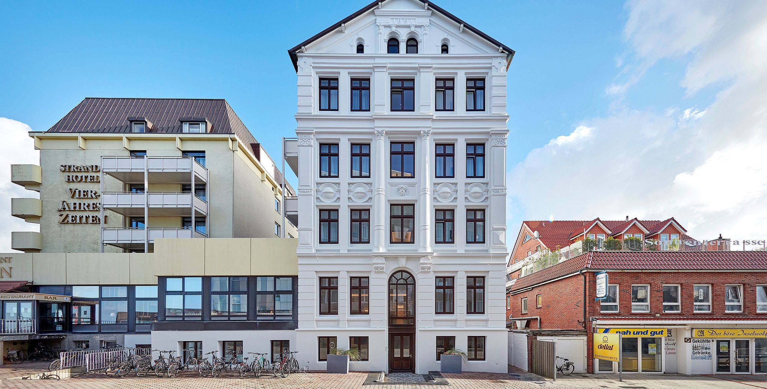 Strandhotel VierJahresZeiten in Borkum, a white multi-story building with a central entrance