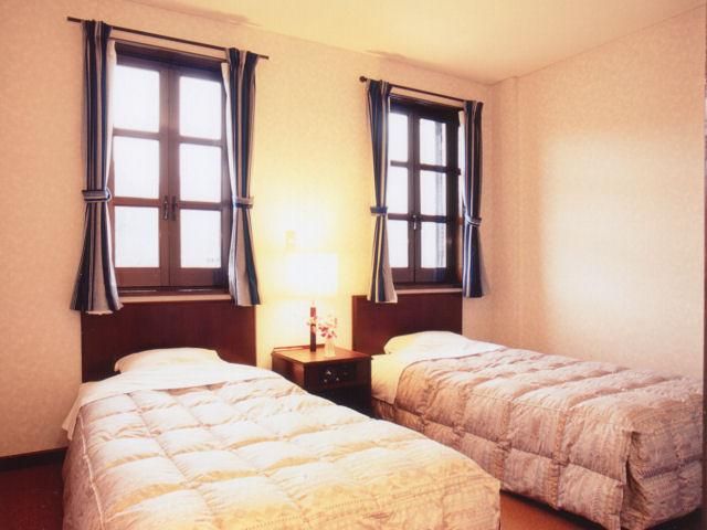 Kawaguchiko Lakeside Hotel in Fujikawaguchiko, twin room with two single beds and two windows