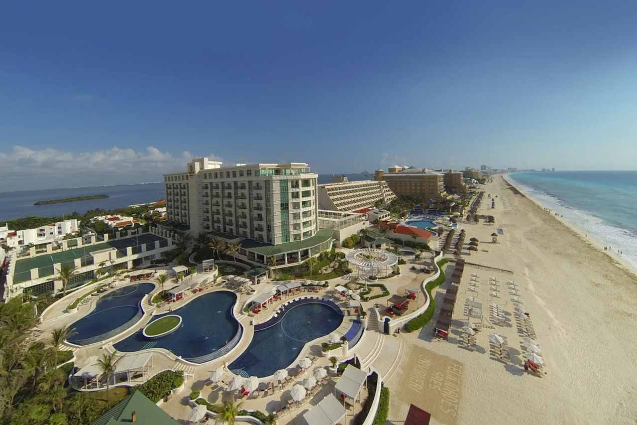 Sandos Cancun Lifestyle Resort in Cancún with oceanfront pools beside a wide sandy beach