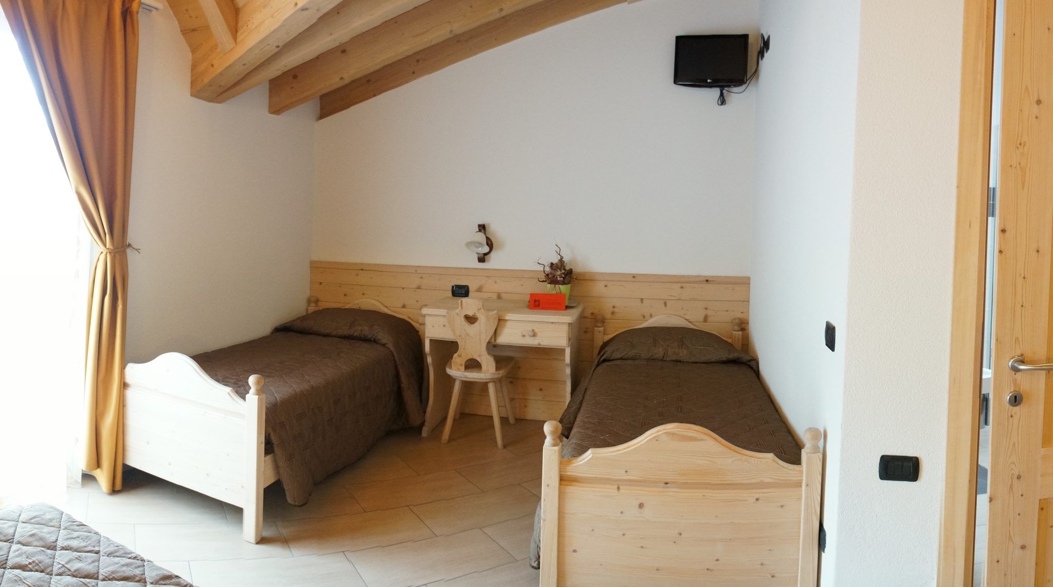 Bellaguarda Rooms 10min Da Tirano in Tovo di Sant'Agata: twin wood beds, desk and balcony door