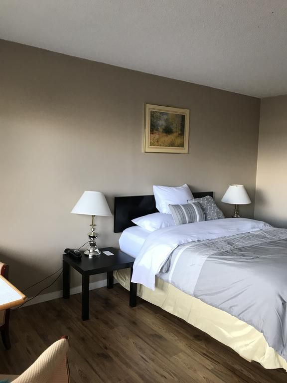Vista del Mar Motel in Campbell River: simple guest room with bed, bedside tables and lamps