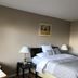 Vista del Mar Motel in Campbell River: simple guest room with bed, bedside tables and lamps