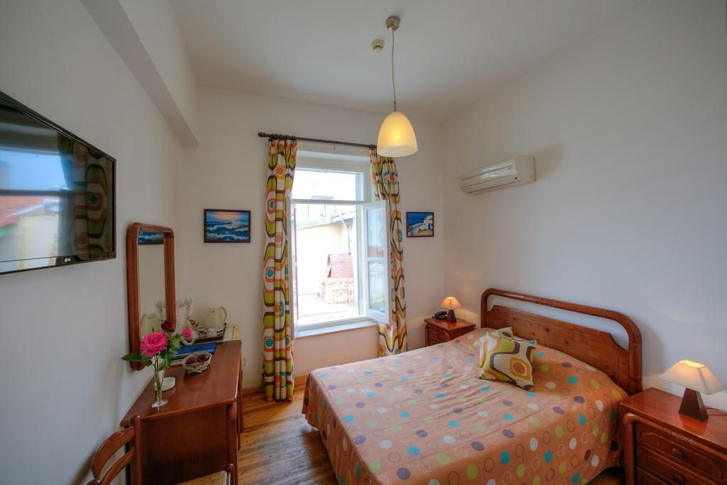 Alkisti City Hotel in Larnaca, guest room with double bed, window, desk and wall-mounted TV