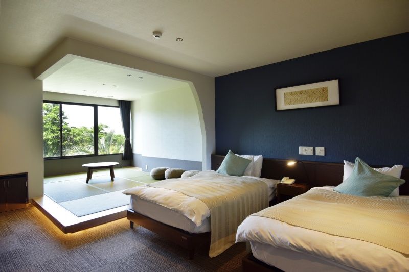 Hotel Ryutouen in Saga guest room with twin beds and a window seating area