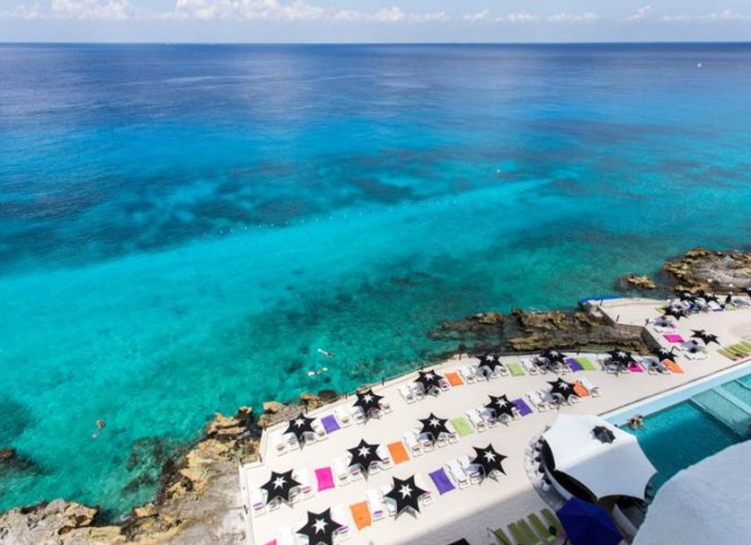 Coral Princess Hotel & Dive Resort in Cozumel overlooks turquoise Caribbean المياه with a seaside pool deck.