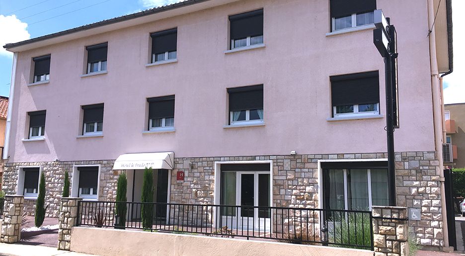 Hôtel Akena Toulouse Le Prado in Toulouse, exterior of a three-story hotel with stone facade and balconies