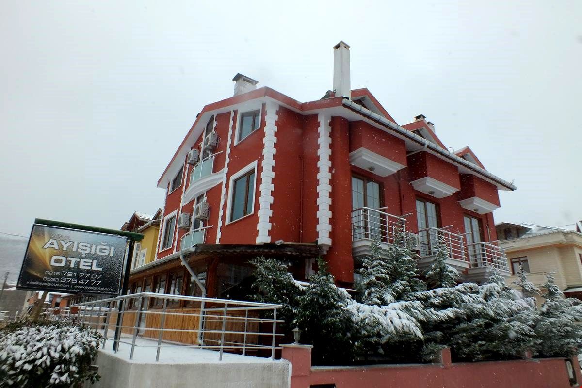 Ay Isigi Hotel in Şile, Turkey, red hotel exterior with snow-covered shrubs and ramp