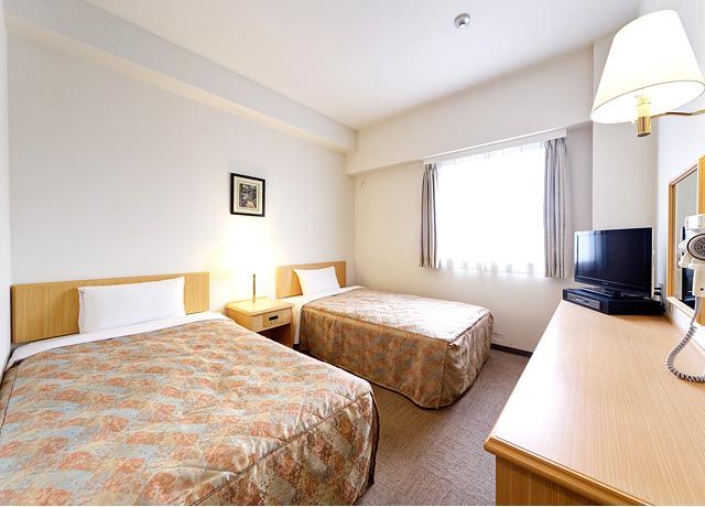 HOTEL AZ Fukuoka Itoshima guest room with two single beds, TV, window and dresser