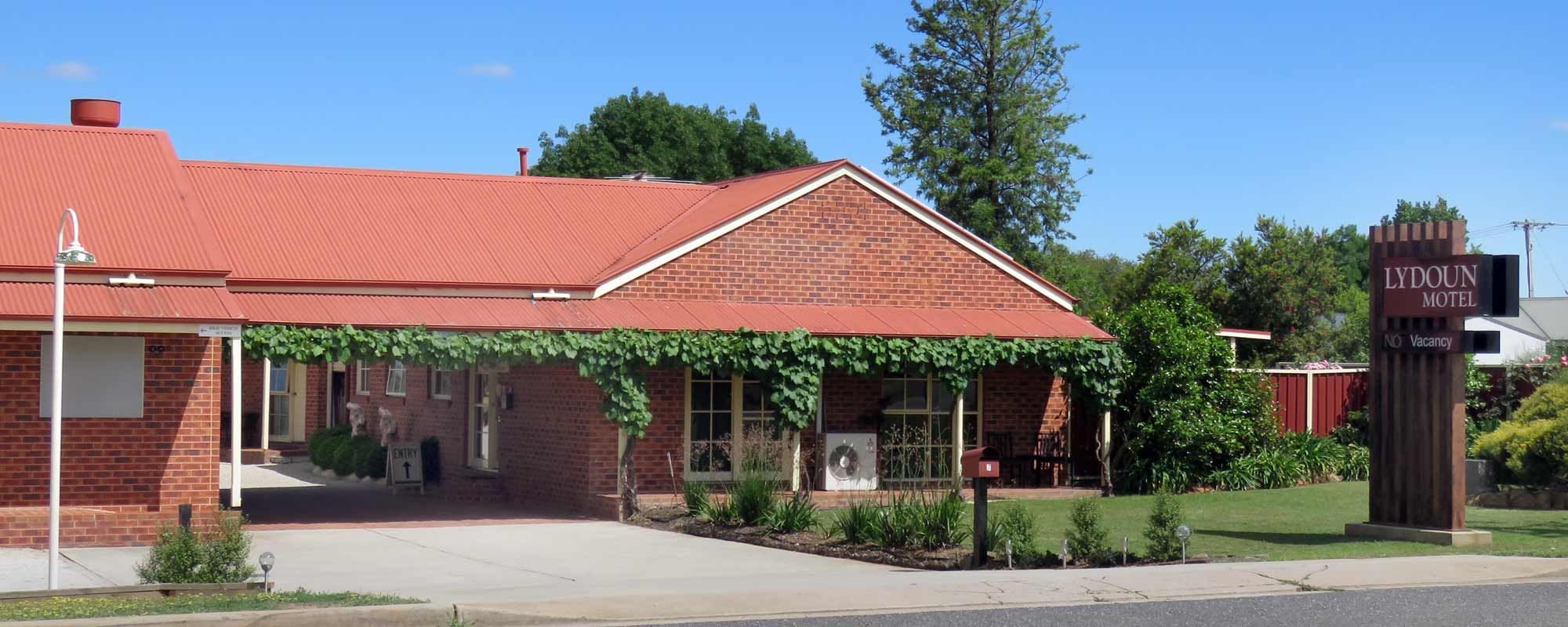 The Lydoun Motel in Chiltern with a red-roofed brick exterior and ivy-covered porch