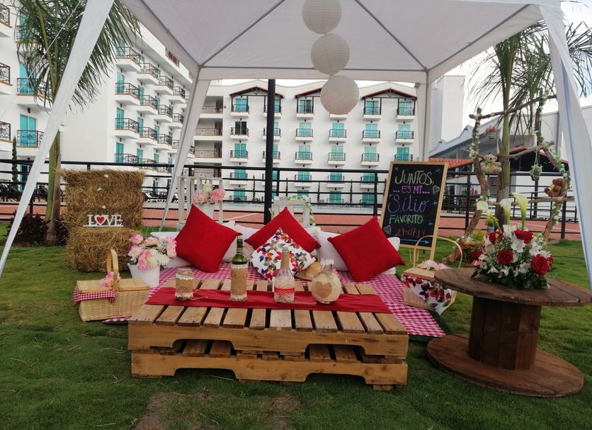 Hotel Majam's Resort in San Gil with a cozy outdoor canopy lounge, pallet seating, and floral decor
