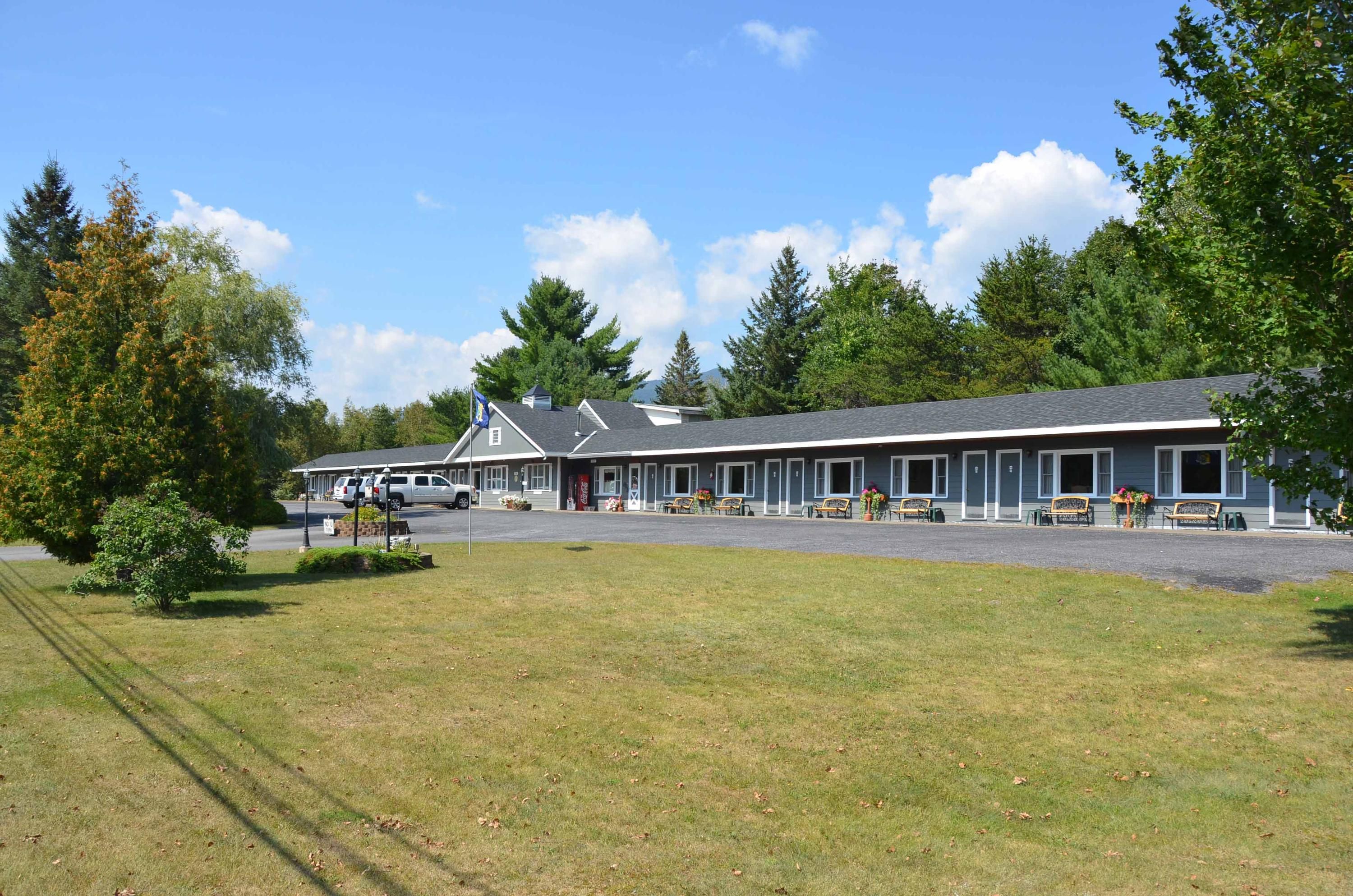 Grand View Motel in Wilmington with a long single-story exterior and grassy lawn under blue sky