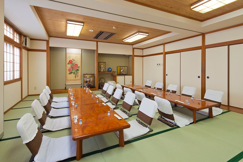 Toyofuku Kobe tatami meeting room with low tables and floor chairs