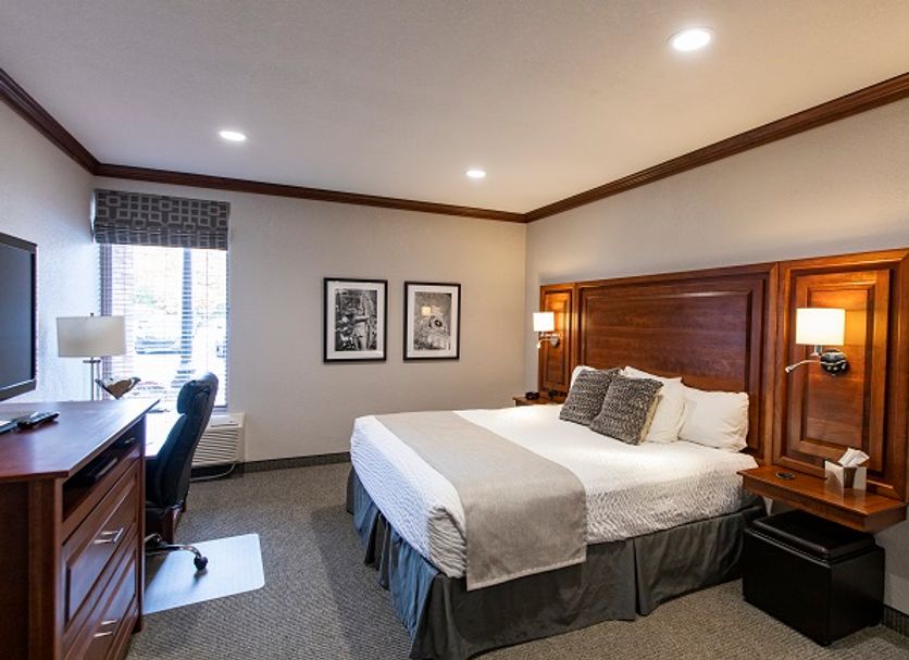 Hillsdale College Dow Hotel and Conference Center guest room with king bed, desk, and window seating in Hillsdale