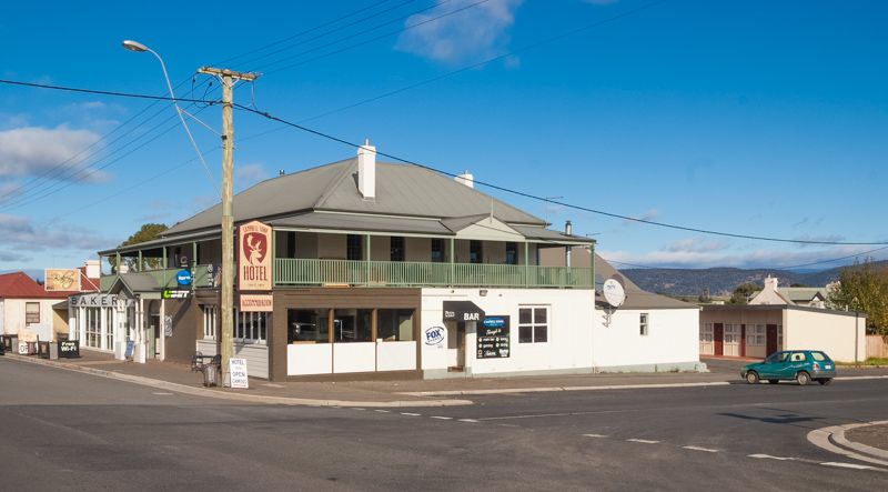 Campbell Town Hotel Motel in Campbell Town on a street corner under a clear blue sky