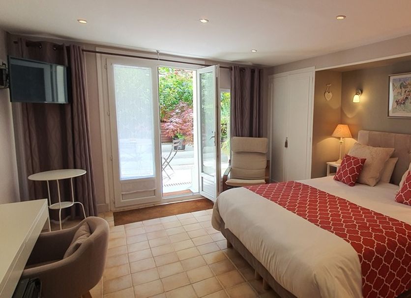 Hôtel de la Côte Fleurie in Deauville guest room with double bed, balcony doors and TV