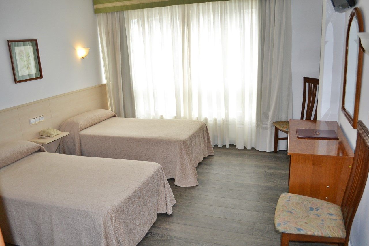 Hotel a Barquina in Culleredo: twin room with two single beds and large curtained window