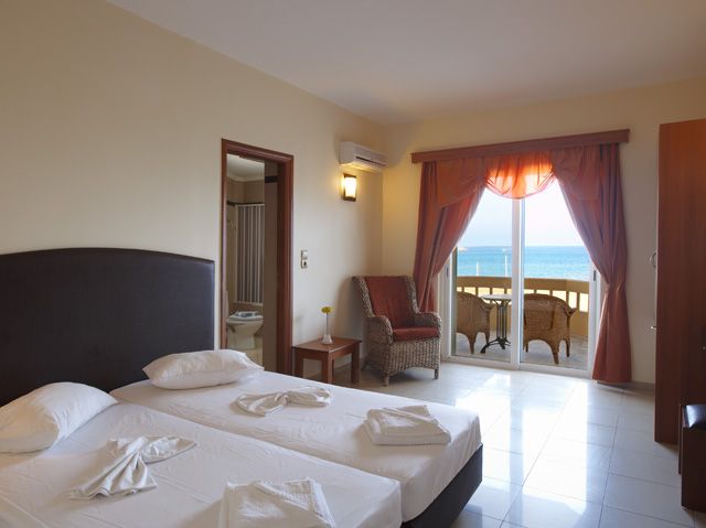 Theo Beach Hotel Apartments in Rethymno room with twin beds and balcony sea view