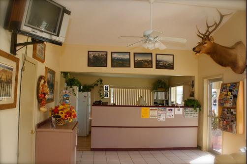 Black Canyon Motel - Montrose - Front desk