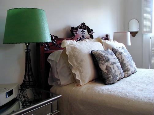 Clarke Manor - Dubuque - Bed