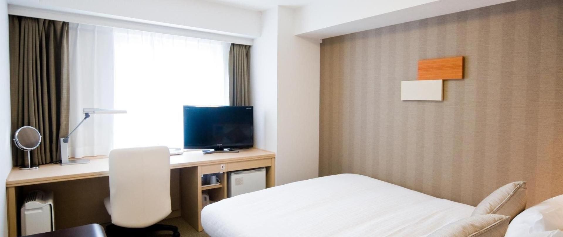Daiwa Roynet Hotel Osaka-Uehonmachi room with desk, TV, and single bed in Osaka