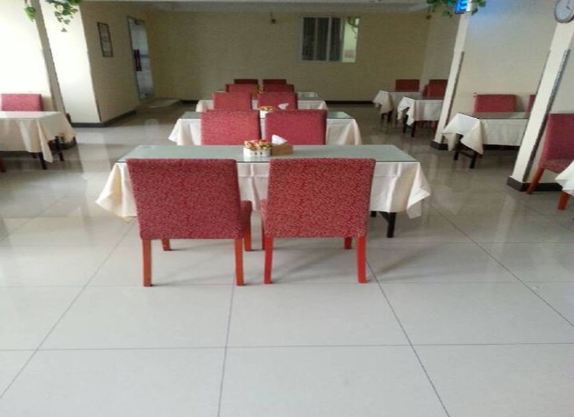 Hanting Express Kunshan Bailu Middle Road dining area in Suzhou with red chairs and white tablecloths
