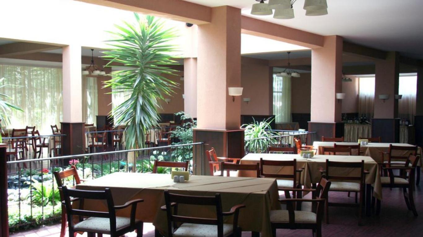Oasis Park Hotel