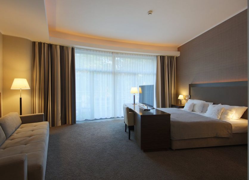 Havet Hotel Resort & Spa in Dźwirzyno, guest room with bed, sofa and floor-to-ceiling window
