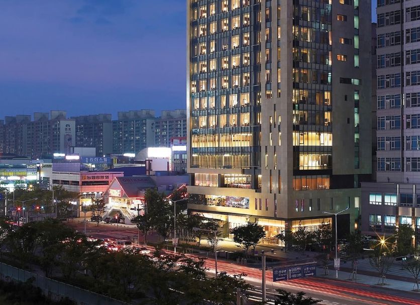 BREEV GWANGJU by LOTTE HOTELS in Gwangju, illuminated high-rise hotel exterior at dusk