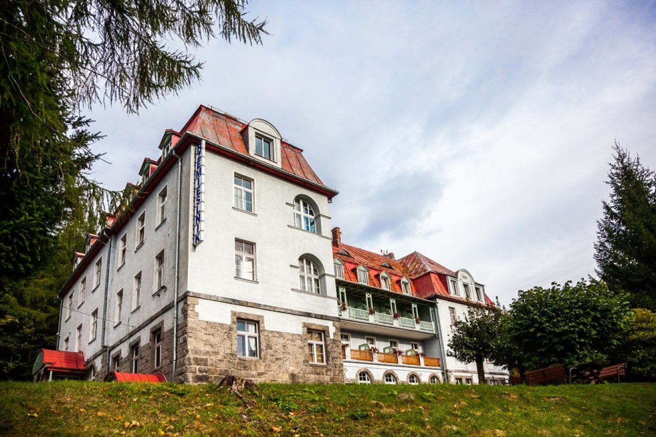 Osrodek Wypoczynkowy Rzemieslnik in Szklarska Poręba, white lodge with red roof on a grassy slope