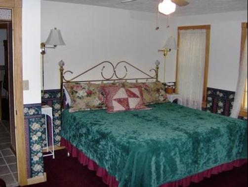 Big Locust Farm Bed and Breakfast - Paoli - Bed