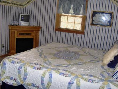 Big Locust Farm Bed and Breakfast - Paoli - Bedroom