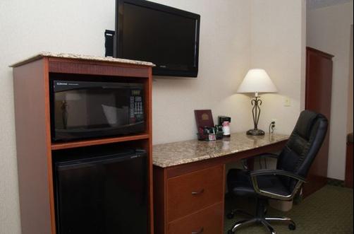 Ramada Limited Frisco - Frisco - Bedroom