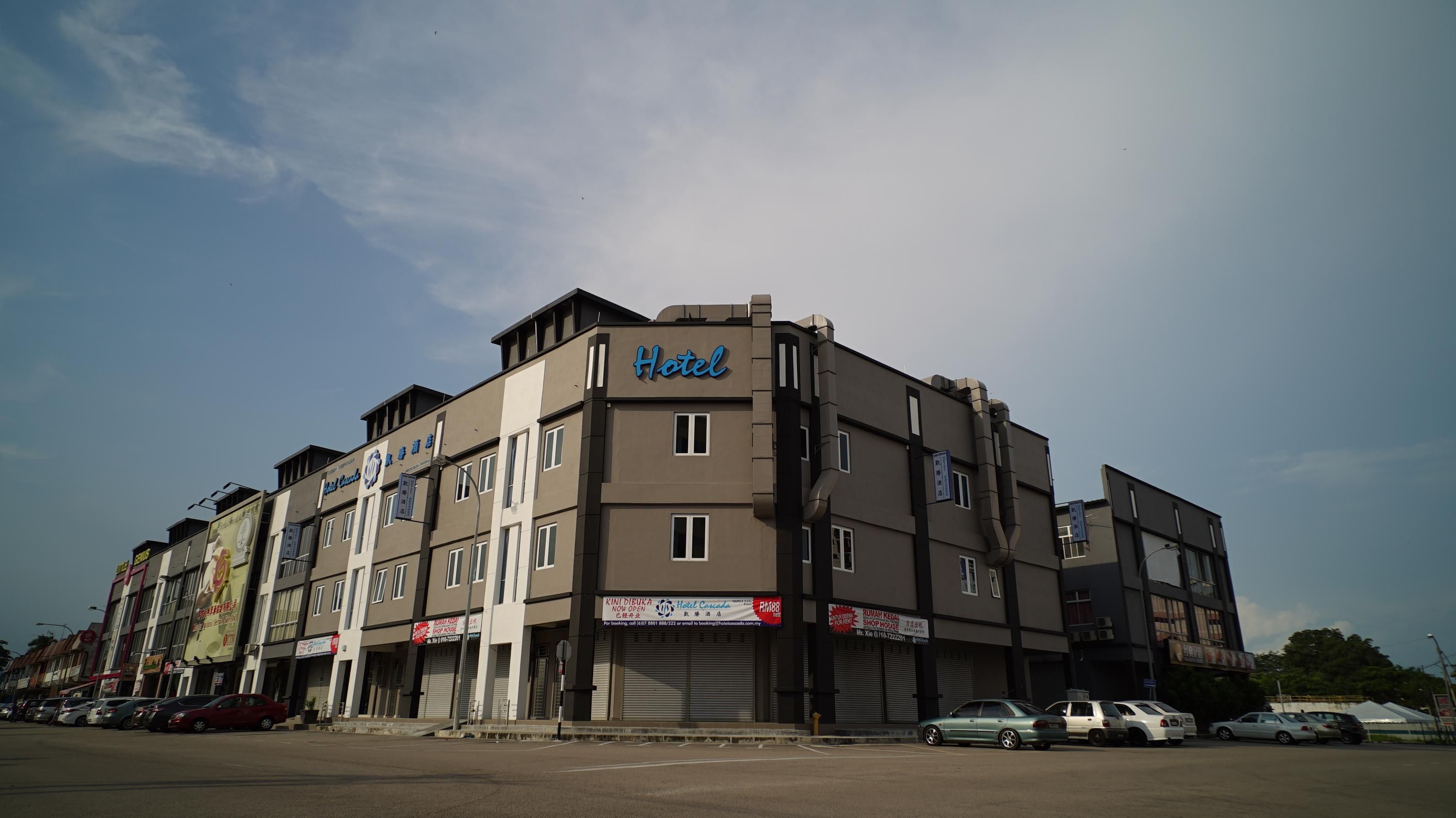 Hotel Cascada in Kota Tinggi, exterior view of a modern multi-story hotel building under a cloudy sky.