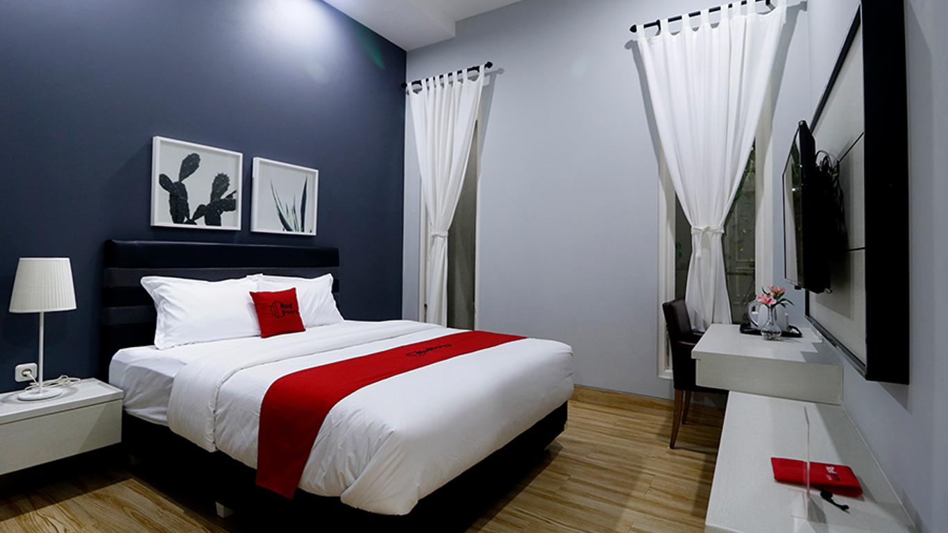 RedDoorz Premium Near Rs Pondok Indah