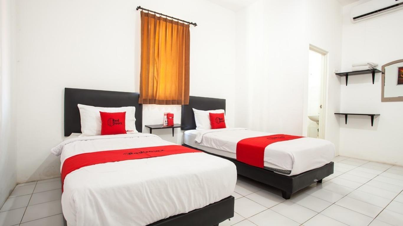 RedDoorz Plus Near Galaxy Mall